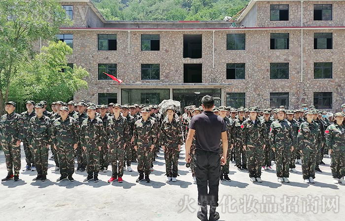 團結(jié)協(xié)作，突破自我！