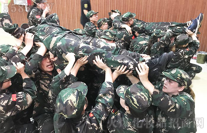 團結(jié)協(xié)作，突破自我！